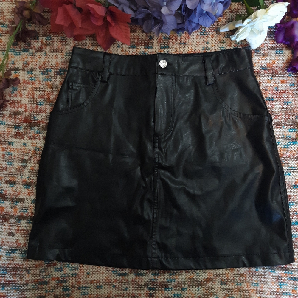 Black faux leather miniskirt with pockets, rave brand, size 5